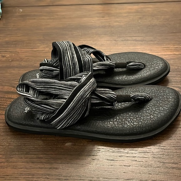 Sanuk Women's Yoga Sling Black Sandals Yoga Mat Slip On Flip Flops, size 7 - Picture 1 of 5
